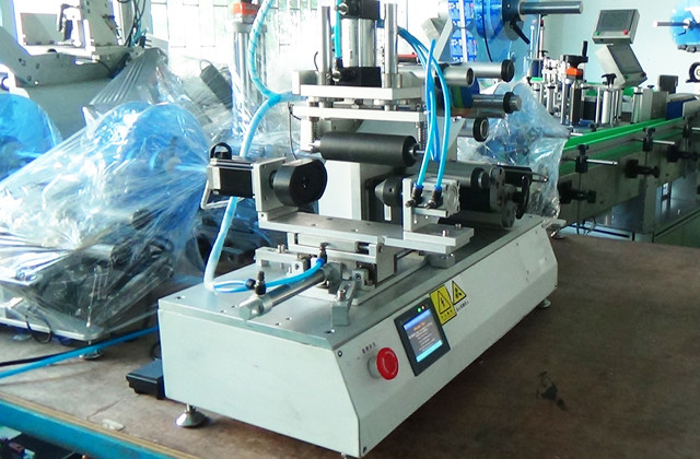full view of  YX-LM520A rolling labeling machine semi automa