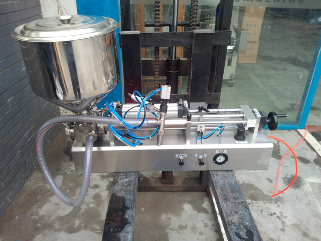 model YX-LC03 liquid cream filling machine.jpg
