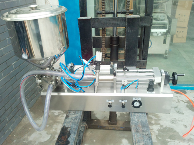 Chilean customer purchased 2 sets YX-LC03 pneumatic liquid sauce filler with handheld moveable filling nozzle