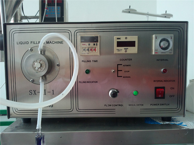 front view of Double heads liquid filling machine magnetic p