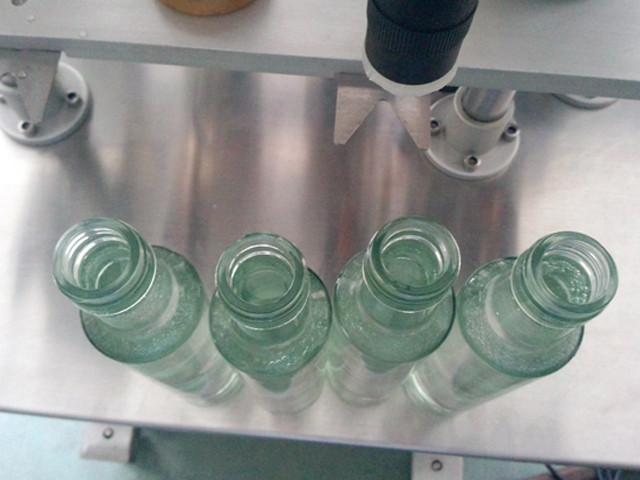 bottles to be filled by 4 heads Semi-automatic Filling Machi