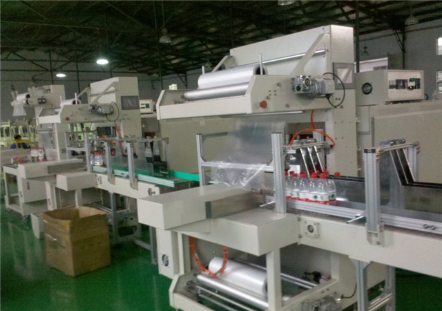 operation of Water filling production line.jpg