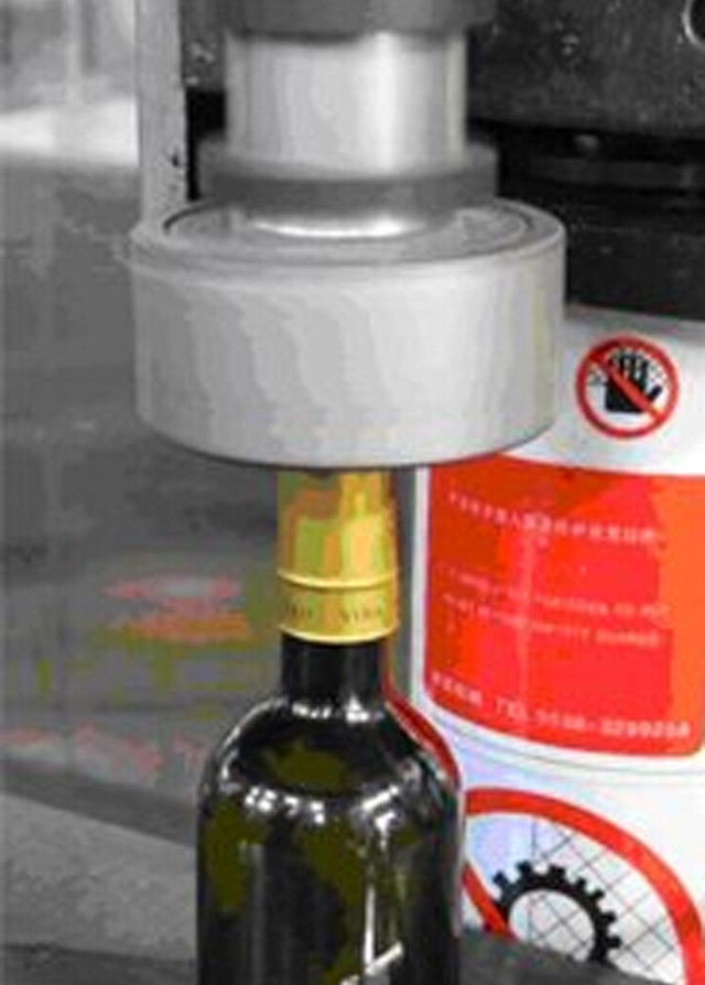 operation of Wine Bottle Heat Shrink Capsules sealing machin
