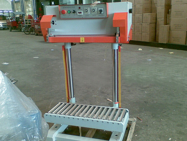 whole view of Pneumatic sealing machine for big plastic bags