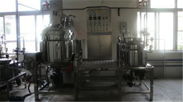 full view of  vacuum emulsifying mixer emulsifier.jpg
