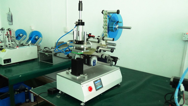 full view of  flat surface perfume bottle labeling machine s