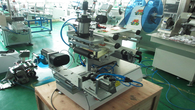 side view of LM520 rolling labeling machine.jpg