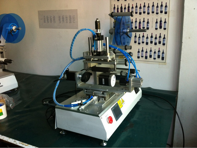 whole view of YX-LM520 rolling labeling machine.jpg