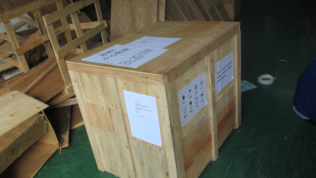 wooden case packaging of YX-LM520 rolling labeling machine.j