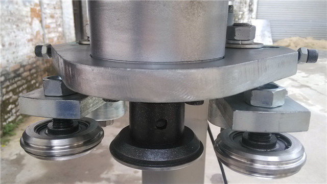 up-close view of the sealing head for electric can sealing s