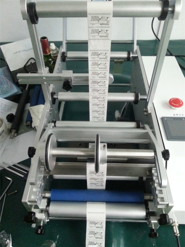 full view of semi automatic syringe labeler.jp