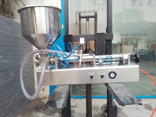 whole view of YX-LC03 portable liquid sauce filler.jpg