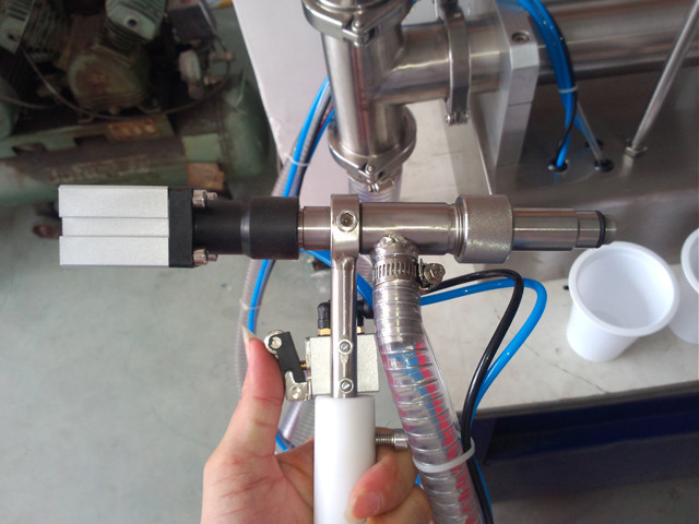 filling nozzle of YX-LC03 portable liquid sauce filler.jpg