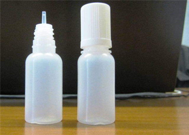 filled samples by the E-liquid filling capping sleeve labeli