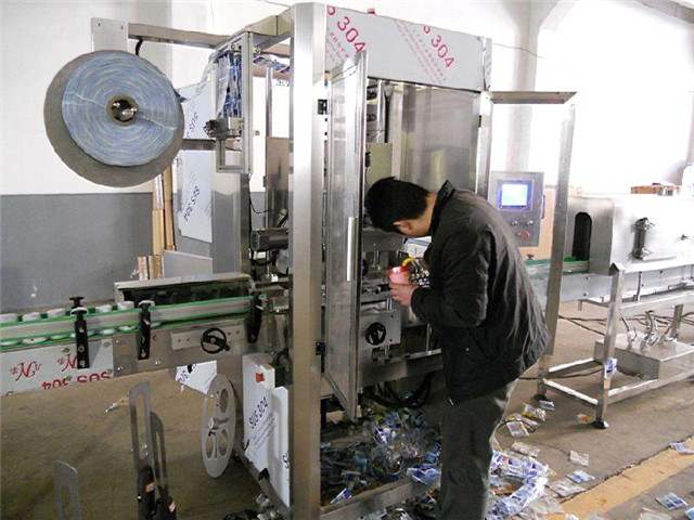 shrink sleeve labelling machine with shrink tunnel.jpg