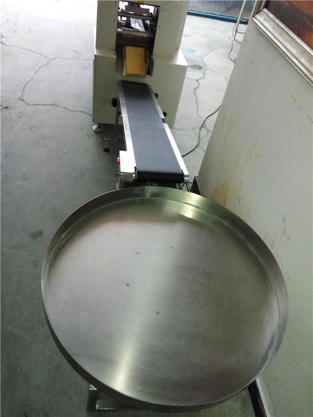 collecting tray for window handle flow wrapper.jpg