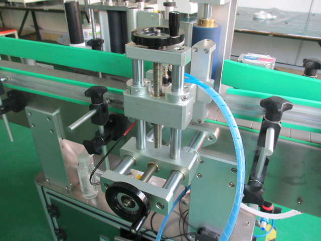 working process of metal cans labelling machines_副本.jpg