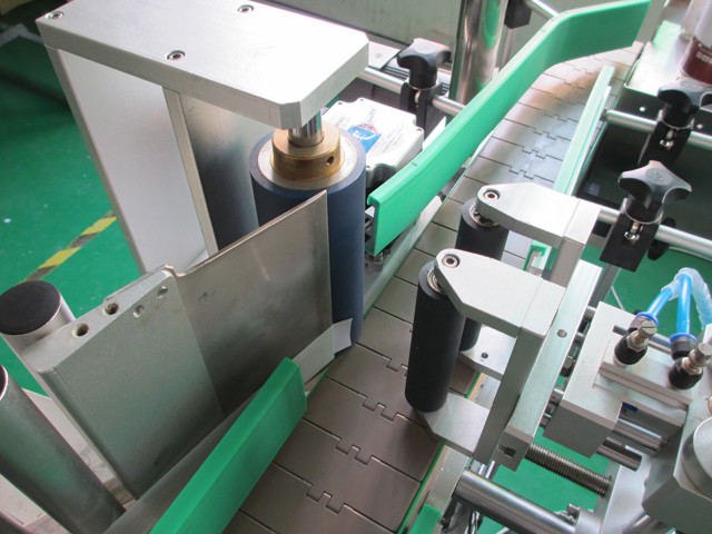 conveyor belt of Round metal cans labeling machines.jpg