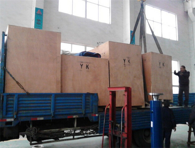 shipping of round bottles automatic labeling machine.jpg