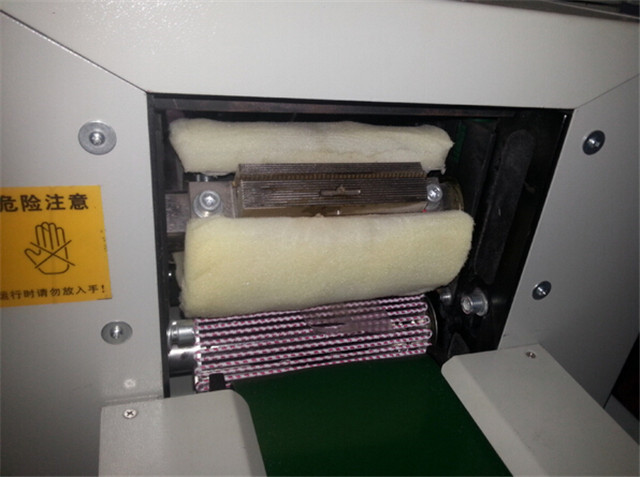 details of Computer control fast pillow packing machine down